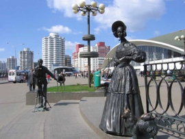 кликните, чтобы посмотреть фото квартиры Однокомнатная квартира на сутки в Минске, вид на рыночную площадь